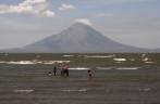 Praia do lago Nicarágua com um dos vulcões de Ometepe ao fundo